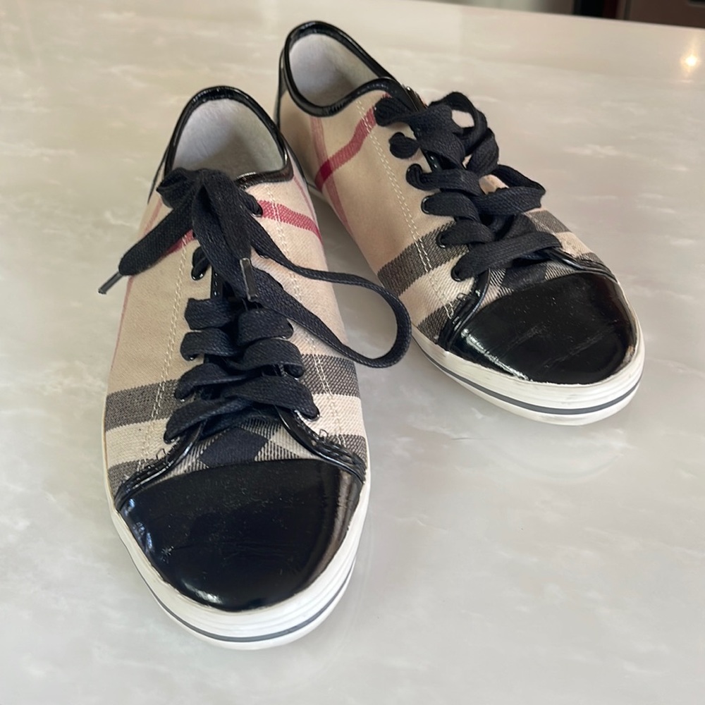 Burberry sneakers size 39